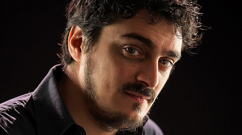 Podcast Ciudades Más Humanasde nuestra ciudad; Federico Leites, cantante y productor; Jazmín Varela, ilustradora y tatuadora; Lucía Tognarelli, ilustradora y diseñadora; Diego Dorta, presidente de Mucar; Juan Manuel Godoy, compositor y vocalista de Matilda; Daiana Travesani, escritora e integrante de MoVidA; Clara López Verrilli, Comunicadora Social y docente; y Tomás Boasso, músico y docente de poesía. Ciudades Más Humanas es un espacio que surge desde la necesidad de repensarnos como sociedad en el contexto de la crisis sanitaria global ocasionada por la pandemia de Covid-19. Para esto, convocamos a un conjunto de voces de la ciudad y de otros lugares a pensar sobre el presente. Se trata de pensarnos al filo de lo que acontece. Esta práctica urgente, plantea un recorrido por las grandes categorías que dan sentido a nuestras vidas: Estado, sociedad, cultura, democracia, política, arte, ecología, subjetividad a partir de una serie de encuentros y dispositivos que permitan acercarnos a la ciudad desde múltiples perspectivas. Pensarnos al filo de lo que acontece, implica también mirar de frente al presente, a las prácticas que se activan en un momento de aislamiento y de crisis. La solidaridad, el trabajo colectivo, los nuevos modos de habitar los espacios urbanos, la reconfiguración de lo íntimo en espacios mínimos, el respeto, los vínculos afectivos, la violencia en contexto de encierro, los nuevos modos de producción y consumo, el cuidado del medio ambiente, el rol activo del estado, son algunos de los ejes que nos pueden ayudar a pensar en ciudades más humanas