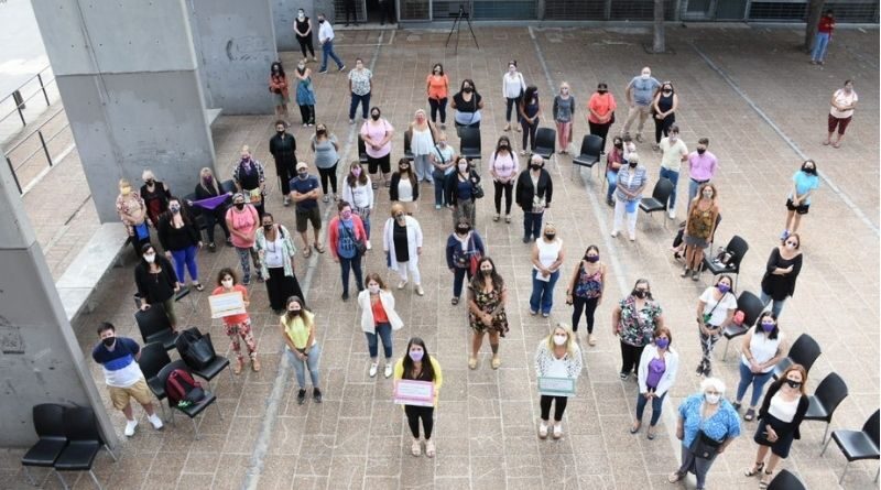 Los de afuera no somos de palo