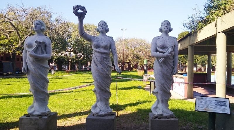 Estatuas de Saladillo de la Farmacia L aiglon