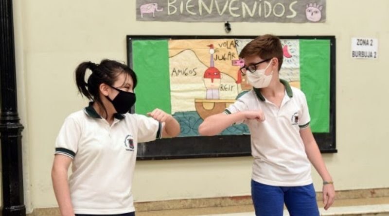 Saludo a la distancia en cuidado de las infancias