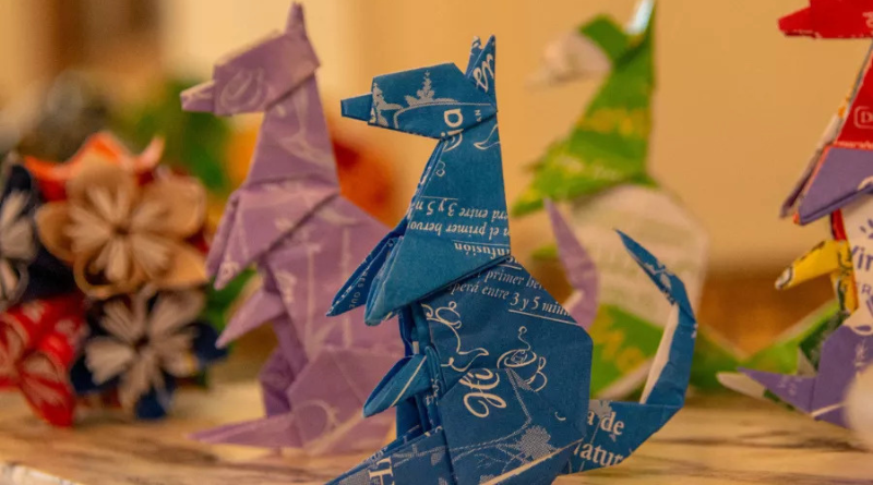 Inaugura la muestra “Me tomo 5 minutos y pliego un origami”